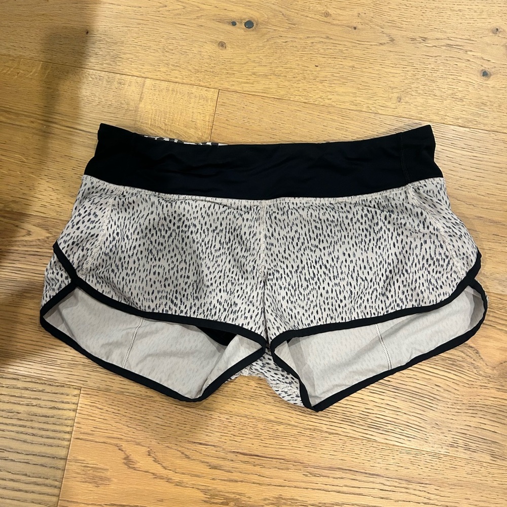 Lululemon RARE VINTAGE shorts size 6 4” inch